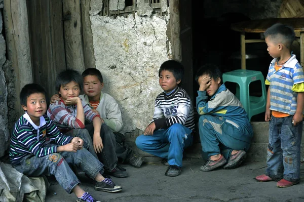 Дети Оставшиеся Позади Замечены Перед Домом Деревне Юньдин Город Гаопо — стоковое фото