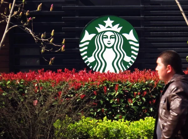 File Een Voetganger Wandelingen Langs Een Bewegwijzering Van Starbucks Koffie — Stockfoto