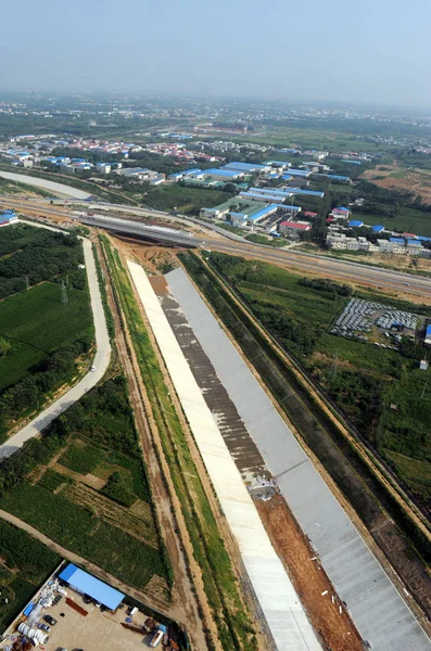 鄭州市の南から北への水転換プロジェクトの中間ルートにおけるほぼ完成した運河の空中ビュー 中央中国河南省 月2013 — ストック写真