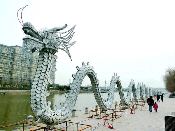 2014年1月11日 在中国东部江苏省南京市楚河 行人走过一条由1万多件青白瓷制品制成的龙 — 图库照片