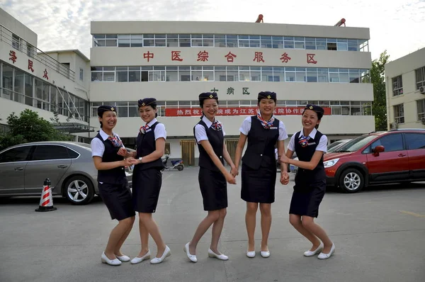 Enfermeiras Chinesas Vestidas Como Comissárias Bordo Posam Para Fotos Frente — Fotografia de Stock