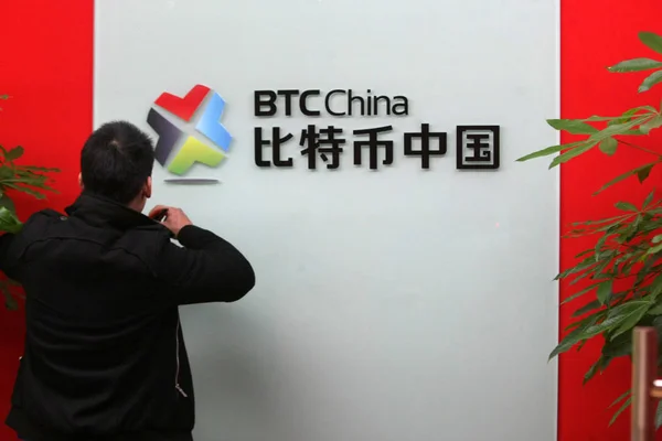 Ein Angestellter Büro Von Btc China Der Ältesten Bitcoin Börse — Stockfoto