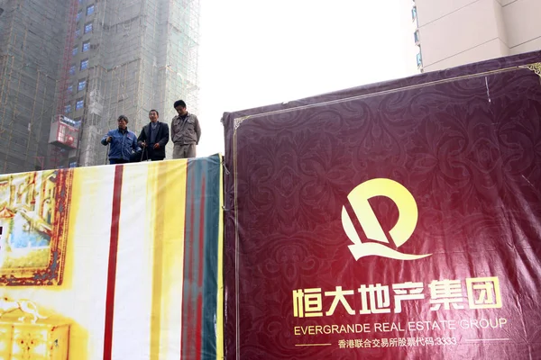 Chinese Migrant Workers Seen Construction Site Evergrande Real Estate Group — Stock Photo, Image