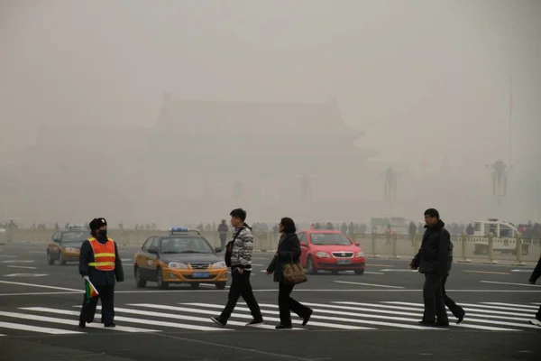 Turisti Visitano Piazza Tiananmen Nel Pesante Smog Pechino Cina Febbraio — Foto Stock