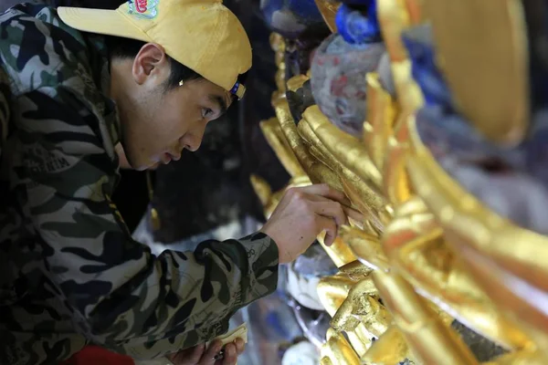 Chinese Worker Restores Part Statue Dazu Thousand Hand Bodhisattva Also — Stock Photo, Image