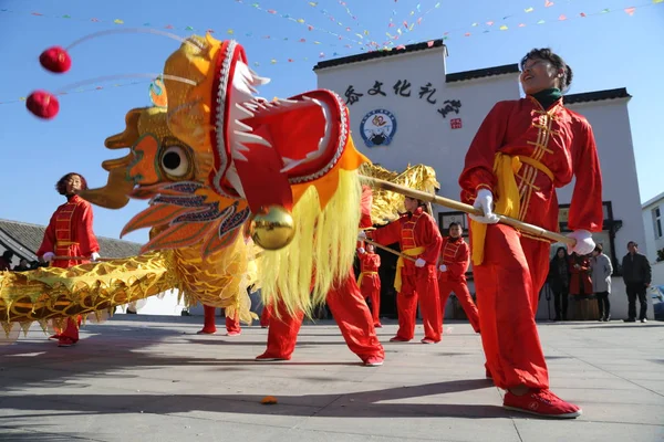 中国の芸能人は 東中国浙江省 舟山市のコミュニティで 今後の中国の旧正月や春祭りを祝うためにドラゴンダンスを行います 月2014 — ストック写真