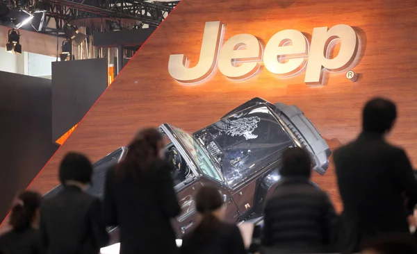 Visitantes Olham Para Jeep Wrangler Frente 13Th Beijing International Automotive — Fotografia de Stock