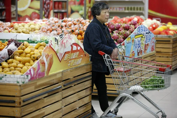 Kinesisk Kunde Skubber Indkøbskurv Forbi Frugtboder Supermarked Huaibei East Chinas - Stock-foto