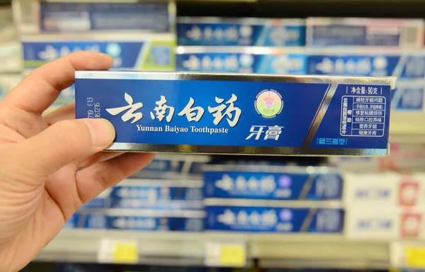 Customer Shops Yunnan Baiyao Toothpaste Supermarket Jiujiang City East Chinas — Stock Photo, Image