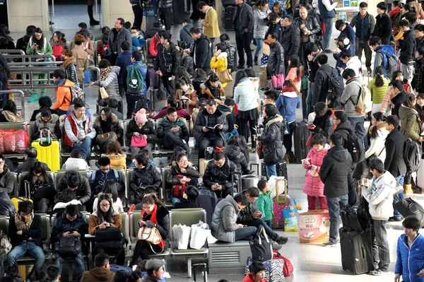 Tłum Pasażerów Chiński Czekać Dalekobieżnych Pks Jak Idą Domu Dla — Zdjęcie stockowe