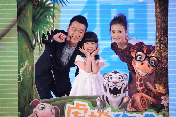 왼쪽부터 2014년 15일 베이징에서 시리즈 타이거 Tiger Mom 촬영을 시작하기 — 스톡 사진