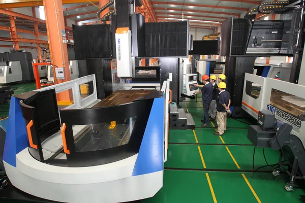 Chinesische Arbeiter Bedienen Eine Maschine Werk Von Nantong Guosheng Machinery — Stockfoto