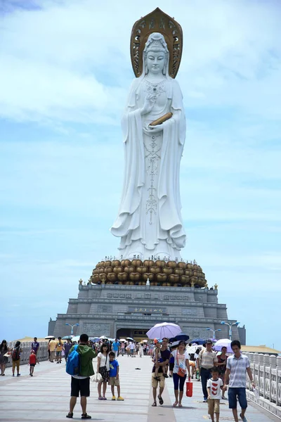 Turisták Látogatást Nanshan Guanyin Kwan Yin Vagy Bodhiszattva Sanya City — Stock Fotó