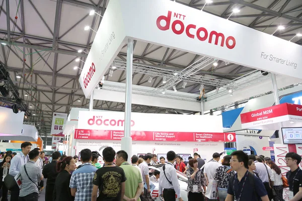 Emberek Látogat Áll Ból Jananese Mozgatható Telefon Telefonközpontos Ntt Docomo — Stock Fotó