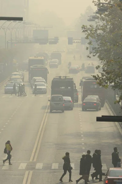 Vehículos Viajan Por Una Carretera Con Niebla Pesada Ciudad Hangzhou —  Fotos de Stock