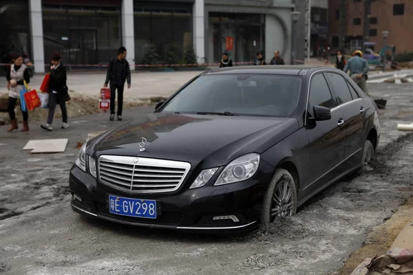 Coche Mercedes Benz Está Varado Cemento Solidificado Una Carretera Hormigón — Foto de Stock