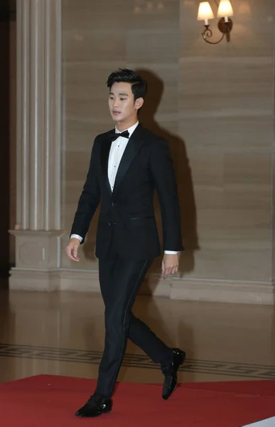 2014年5月27日 韩国演员金秀贤抵达韩国首尔举行的第5 0届百生艺术大奖红毯时被拍到 — 图库照片
