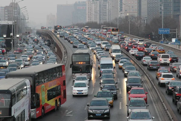 Massas Veículos Movem Lentamente Engarrafamento Uma Estrada Pequim China Janeiro — Fotografia de Stock