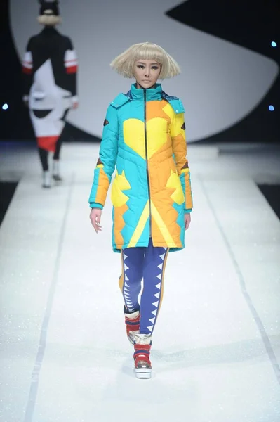 모델은 Crz 컬렉션 패션쇼는 2014 베이징 2014 동안에 새로운 창조를 — 스톡 사진