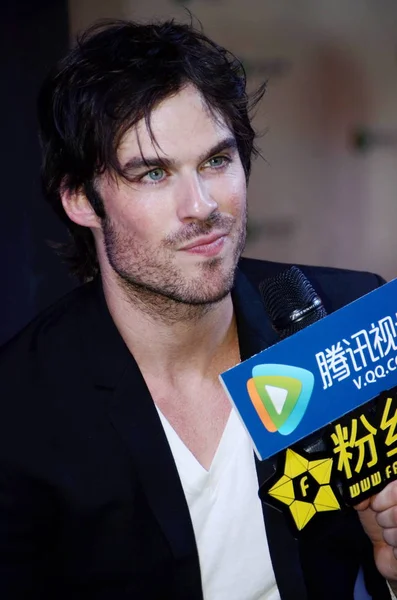 Amerikansk Skådespelare Ian Somerhalder Lyssnar Till Fråga Exklusiv Intervju Kinesiska — Stockfoto