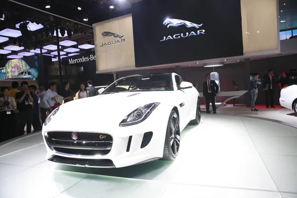 Ziyaretçi Bir Jaguar Tipi Coupe Pekin Uluslararası Otomotiv Fuar Olarak — Stok fotoğraf