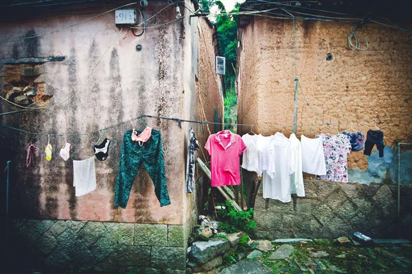 2012年8月30日 在中国东南部的福建省霞浦县 当地华人居民用绳子作为临时晾衣绳 在房子前挂衣服 — 图库照片