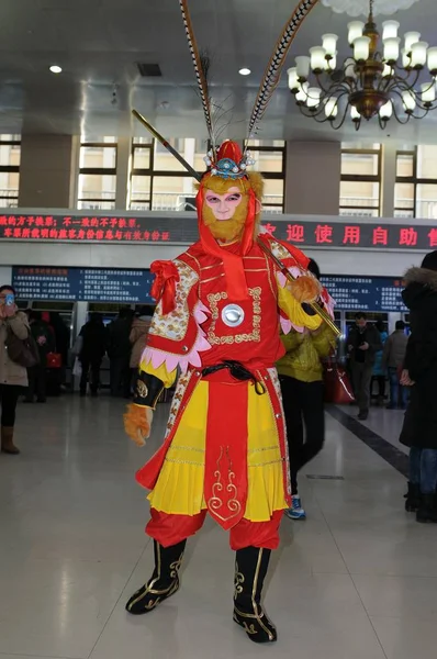 Китайского Юношу Костюме Короля Обезьяны Видели Пекинском Вокзале Пекине Китай — стоковое фото