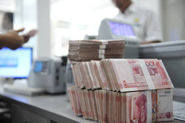 Ein Chinesischer Angestellter Zählt Rmb Renminbi Yuan Banknoten Einer Bank — Stockfoto