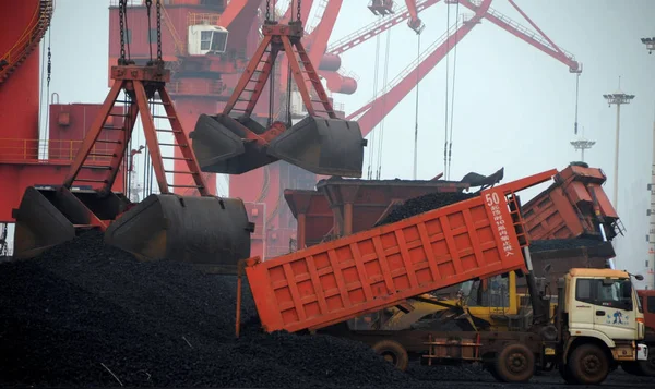 Ein Lkw Entlädt Importierte Kohle Einem Kai Hafen Von Lianyungang — Stockfoto