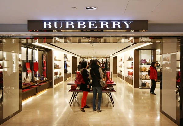 Kunder Handlar Burberry Butik Hong Kong Kina December 2013 — Stockfoto