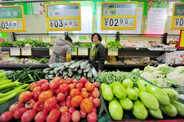 顧客は 中国河南省中華人民通信市のスーパーマーケットで野菜を買い物 2013年12月23日 — ストック写真