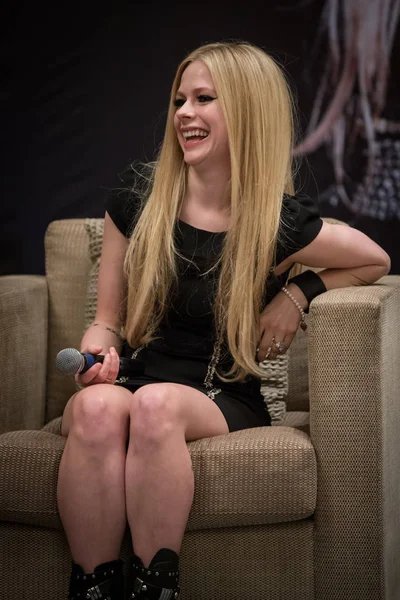 Cantante Canadese Avril Lavigne Ride Durante Una Conferenza Stampa Suo — Foto Stock