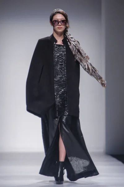 Модель Демонстрирует Новое Творение Модном Показе Zix Время Шанхайской Недели — стоковое фото