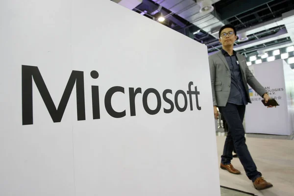 Visitante Passa Estande Microsoft Durante Feira Internacional Tecnologia China Xangai — Fotografia de Stock