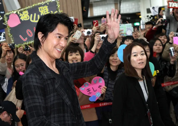 Japoński Piosenkarz Aktor Masaharu Fukuyama Lewo Fale Fanów Przybyciu Lotnisko — Zdjęcie stockowe