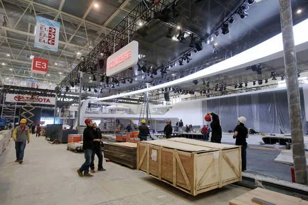 Trabalhadores Construir Stand Chery Preparação Para Próxima 13Th Beijing International — Fotografia de Stock