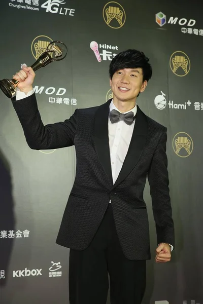 2014 日台北 ゴールデン メロディー授賞式で最高の男性北京語歌手のトロフィーを保持するシンガポールの歌手 — ストック写真