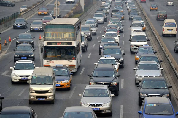 Les Véhicules Déplacent Lentement Dans Embouteillage Sur Une Route Pékin — Photo