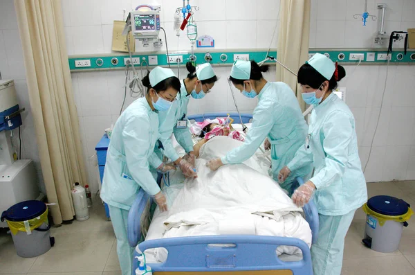 Las Enfermeras Atienden Paciente Una Uci Hospital Ciudad Huaibei Provincia —  Fotos de Stock