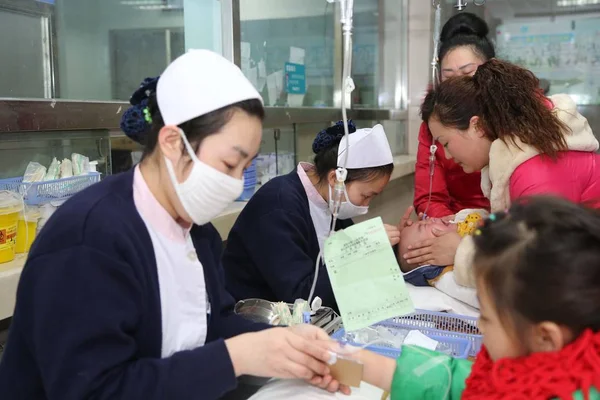 Kinesiska Sjuksköterskor Som Bär Kirurgiska Ansiktsmasker Injektioner Till Barn Ett — Stockfoto
