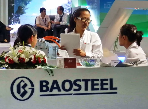 Funcionários Conversam Stand Baosteel Durante Uma Exposição Aço Xangai China — Fotografia de Stock
