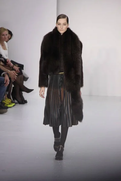 Model Viser Skabelse Salvatore Ferragamo 2014 Efterår Vinter Modeshow Milano - Stock-foto