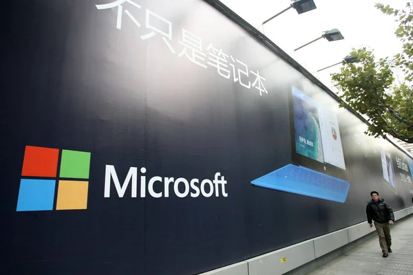 Пешеход Проходит Мимо Рекламы Microsoft Surface Pro Шанхае Китай Декабря — стоковое фото