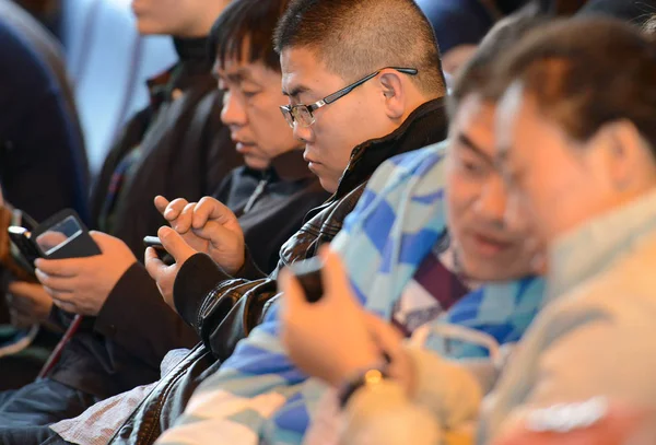 Chinese People Use Smartphones Surf Internet Taiyuan City North Chinas — Stock Photo, Image
