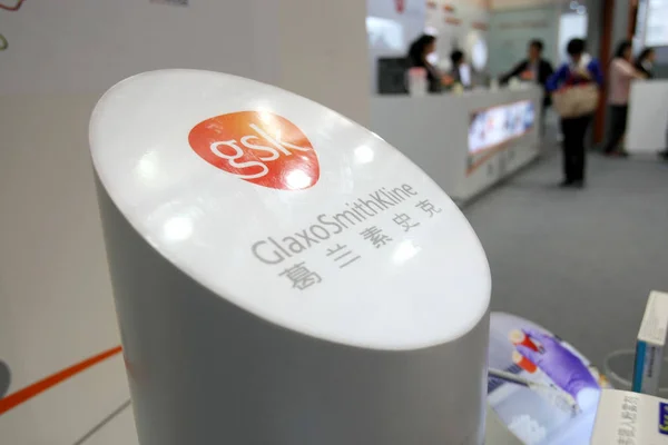 Les Gens Visitent Stand Glaxosmithkline Gsk Lors Une Exposition Shanghai — Photo
