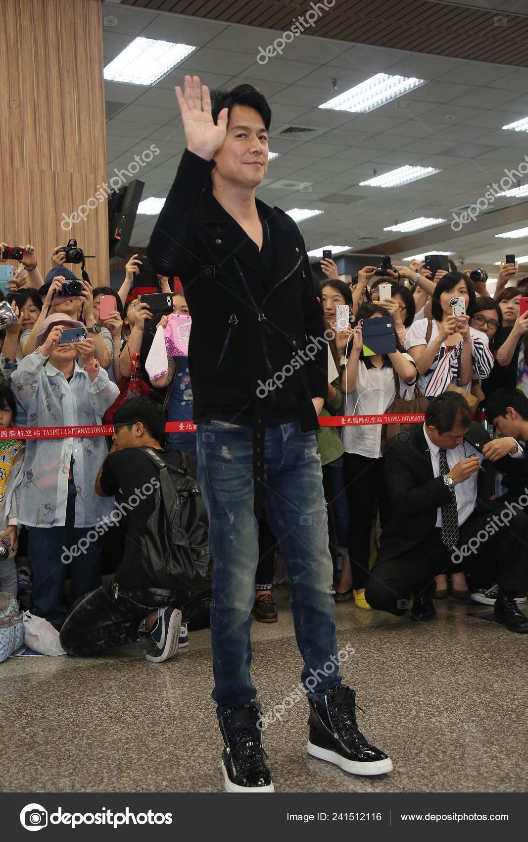 Japanese Singer Actor Masaharu Fukuyama Waves Arriving Airport Taipei