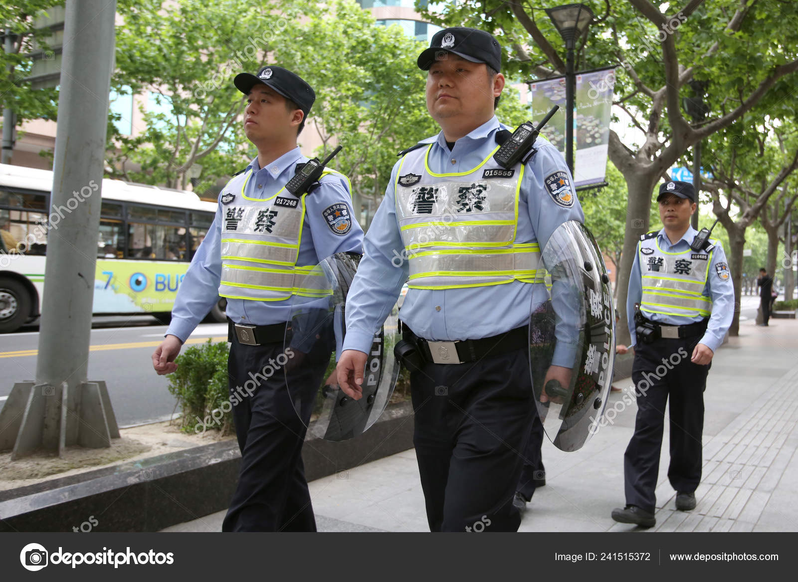2014年5月13日 中国の警察官が華海路の盾パトロールで武装
