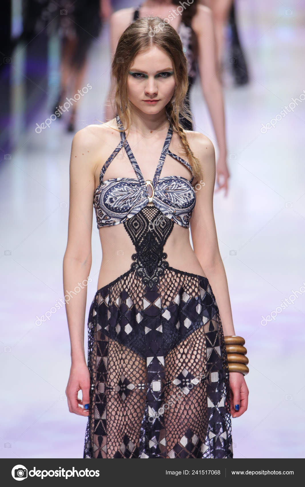 2014年4月9日在中国上海2014上海时装周一位模特在内衣品牌艾默尔时装秀上展示了新的作品—, 57% OFF