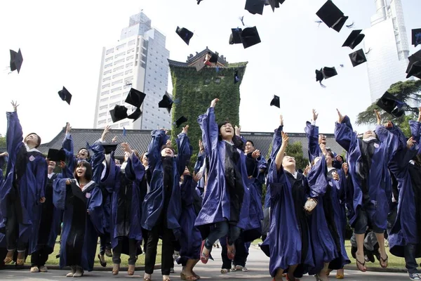 Chinesische Absolventen Akademischen Gewändern Werfen Ihren Hut Während Einer Abschlussfeier — Stockfoto