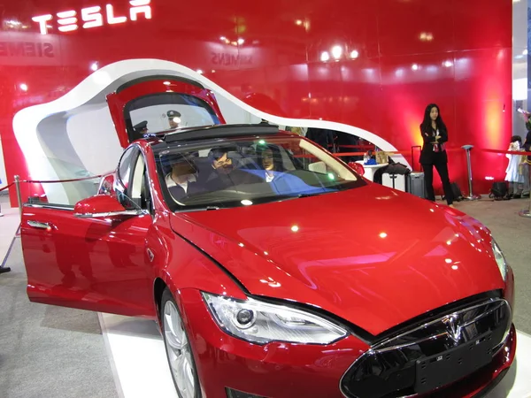 Bezoekers Uitproberen Een Tesla Elektrische Auto Tijdens 2De China Shanghai — Stockfoto